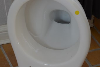 væghængt toilet uden sæde! 3395,00 NU 1500,00 (sæde koster ca 3000,00) jeg har et hvidt sæde med guld softlock, der lidt skævt til 500,00
